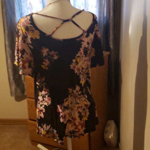 Top - Picture 2 of 2